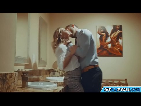 ❤️ Том биетэй шаргал үст таныг нийтийн бие засах газар уруу татах үед ❤️ Оросын порно порно дээр mn.befuck-net.ru ❤